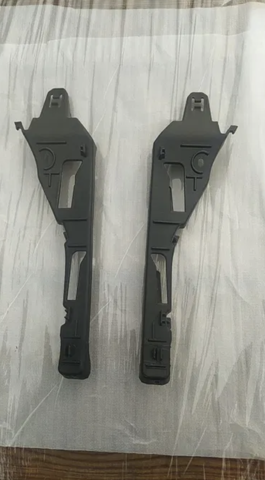 Направляюча переднього бампера, права 95850505000 PORSCHE