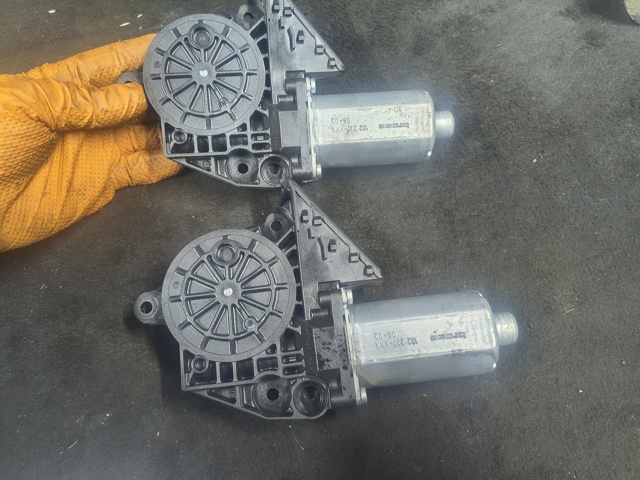 Склопідйомник передньої правої двері 0130821764 BOSCH
