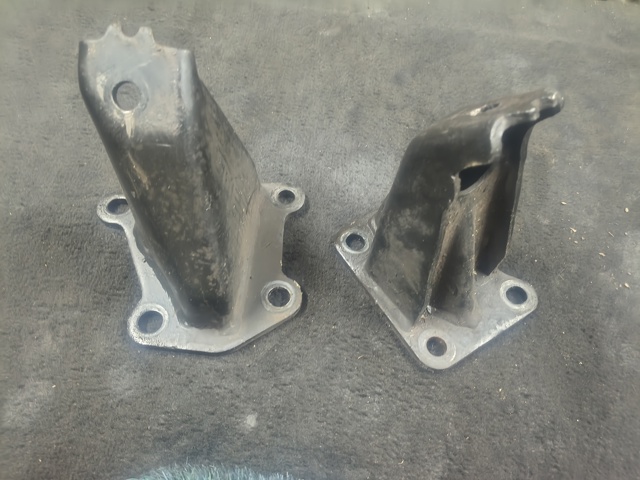 Кронштейн подушки (опори) двигуна, лівої 11233EB300 NISSAN