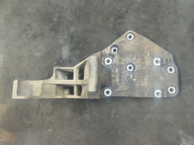 Кронштейн компресора кондиціонера 11910EB300 NISSAN