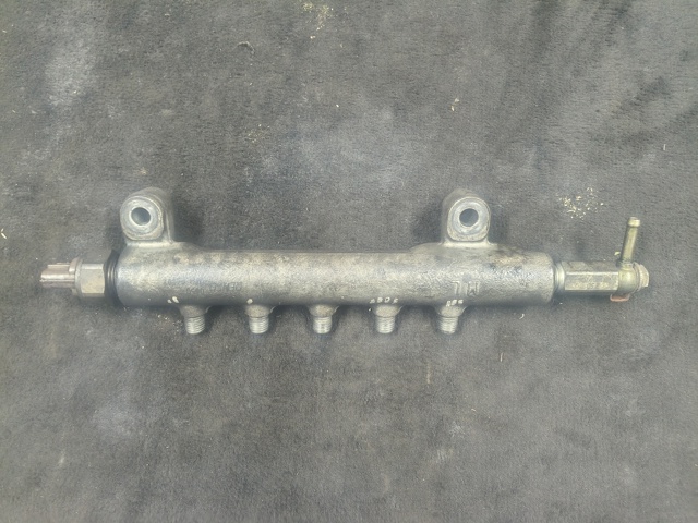 Паливна рампа 17520EB305 NISSAN