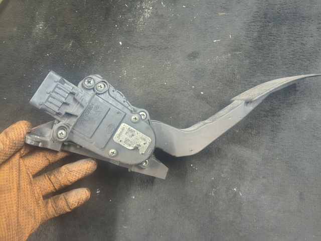 Підаль газу 18002EB400 NISSAN