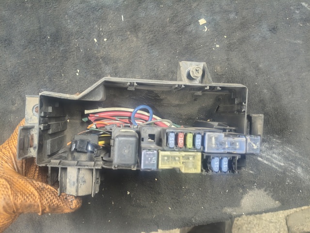 Коробка запобіжників 2438351E01 NISSAN