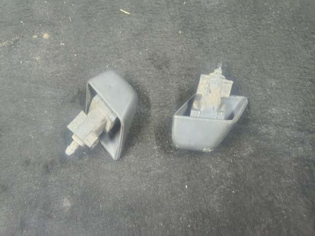 Форсунка омивача фари передньої, лівою 28642EB300 NISSAN