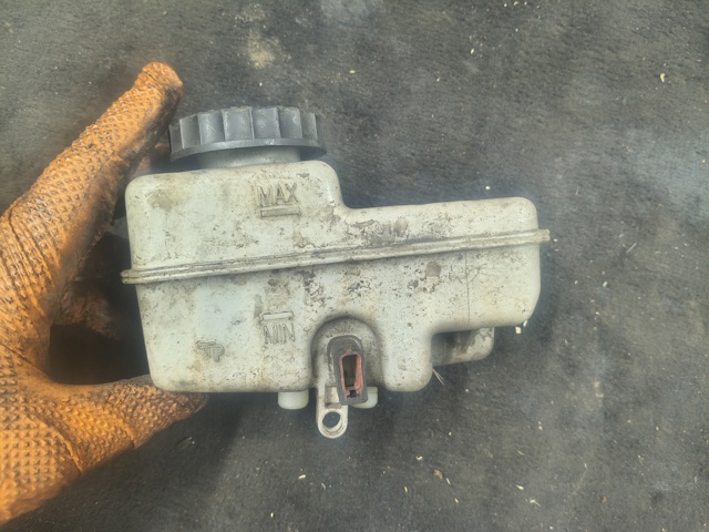 Бачок головного гальмівного циліндру (гальмівної рідини) 46090EB326 NISSAN