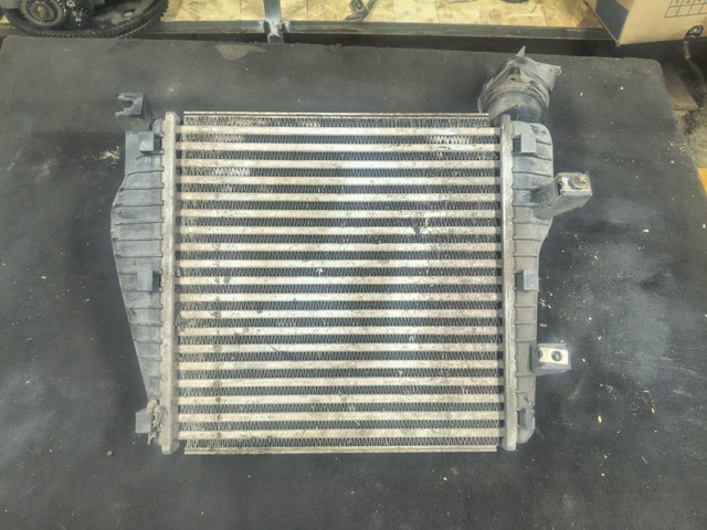 Охолоджувач наддувочного повітря 7L6145803E VAG
