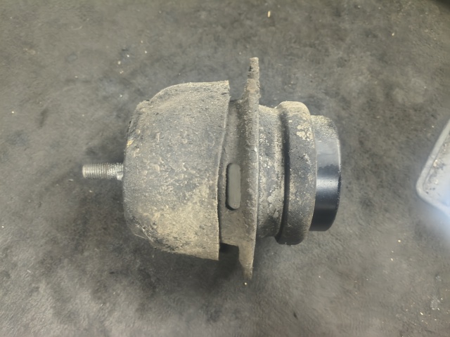 Подушка (опора) двигуна лів./прав. 7L6199131C VAG