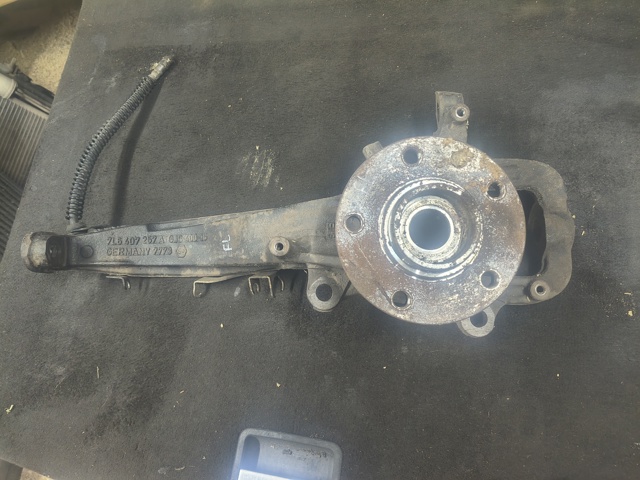 Кулак поворотний передній лівий 7L6407257A VAG