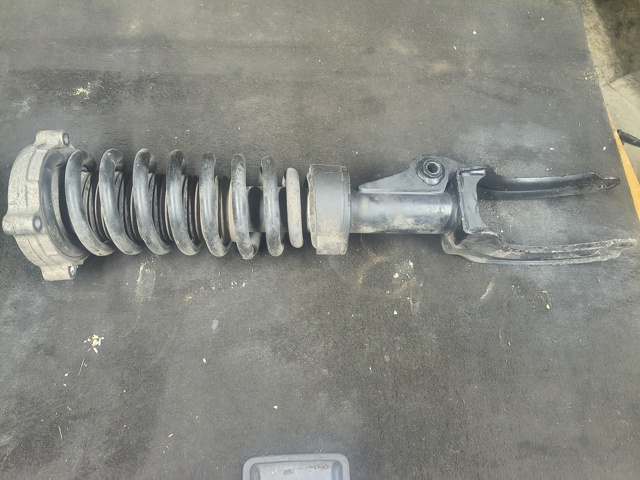 Стійка передня права 7L6413032L VAG