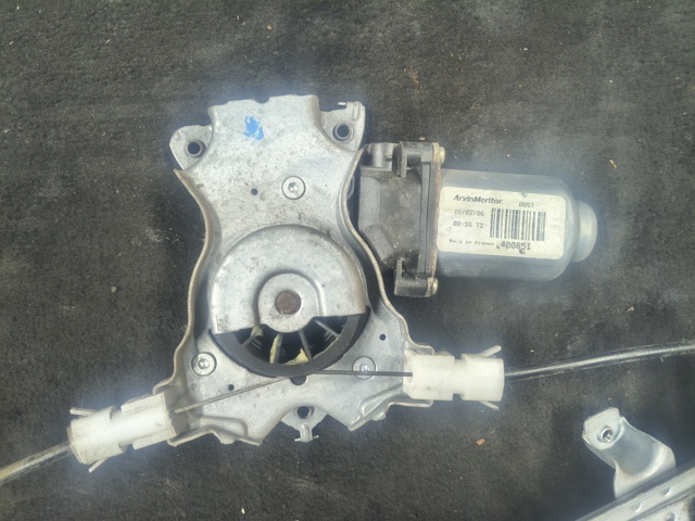 Моторчик склопідйомника двері задніх, правих 82730EB315 NISSAN