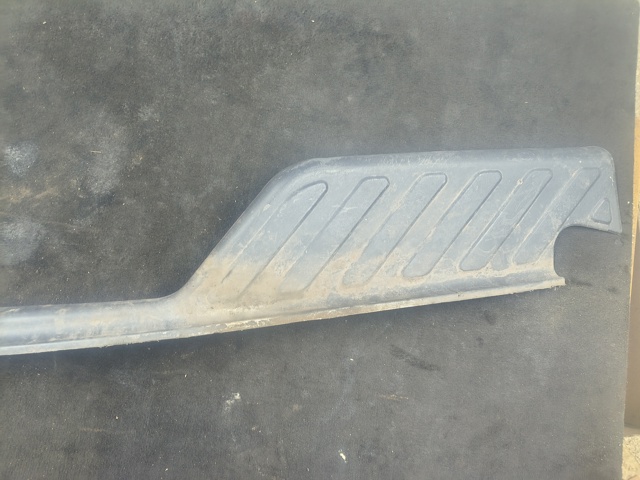 Накладка бампера заднього, верхня захисна 85064EB000 NISSAN