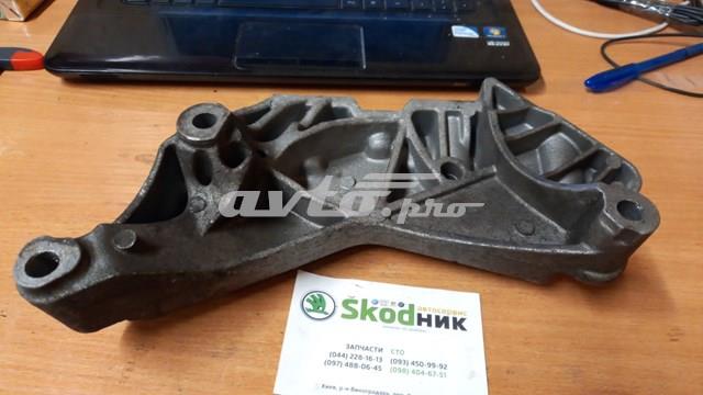 Кронштейн подушки (опори) двигуна, правої 06J199207K VAG