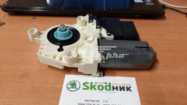 Моторчик склопідйомника двері задніх, правих 1K0959704E VAG