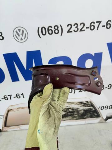 Кронштейн кріплення крила переднього правого, передній 561821136 VAG