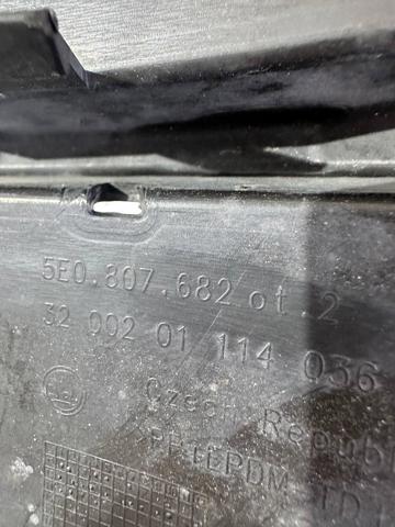 Заглушка ПТФ бампера переднього права 5E0807682 VAG