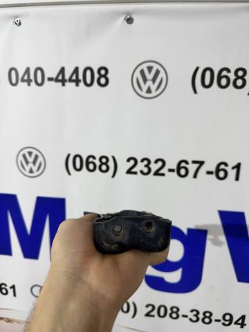 Кронштейн кріплення захисту двигуна 5Q0825922A VAG