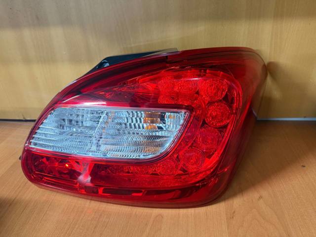 Задні ліхтарі 8330B020 MITSUBISHI