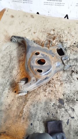 Важіль задньої підвіски нижній, правий 4F0505312M VAG