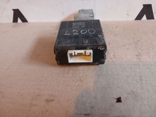 Петля заднтої двері, правої 5732A028 MITSUBISHI