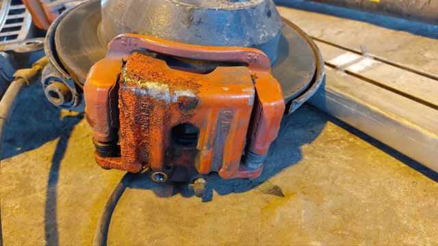 Задній гальмівний супорт лівий 582100W000 HYUNDAI