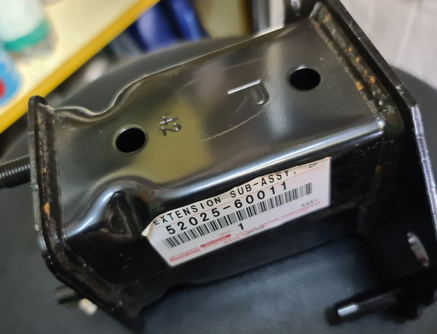 Кронштейн підсилювача переднього бампера 5202560011 TOYOTA
