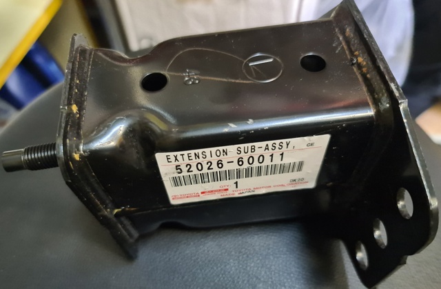 Кронштейн підсилювача переднього бампера 5202660011 TOYOTA