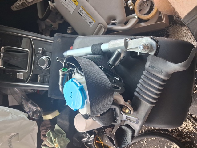 Ремінь безпеки передній правий KBYW57L3075 MAZDA