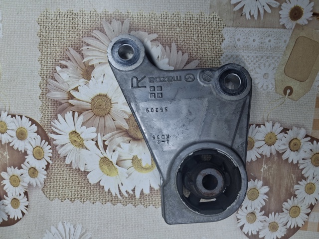Траверса заднього редуктора, права KD352868XA MAZDA