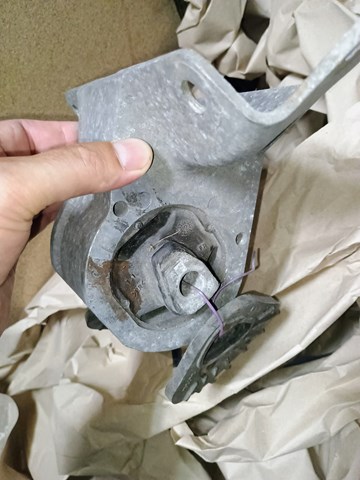 Подушка (опора) двигуна, ліва KKB000090 LAND ROVER