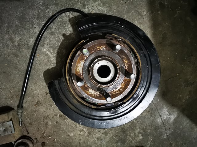 Кулак поворотний лівий 04877113AC CHRYSLER