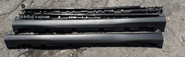 Накладка зовнішня (молдинг) порога, правий A2536980800 MERCEDES