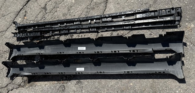 Накладка зовнішня (молдинг) порога, лівий A2536980900 MERCEDES