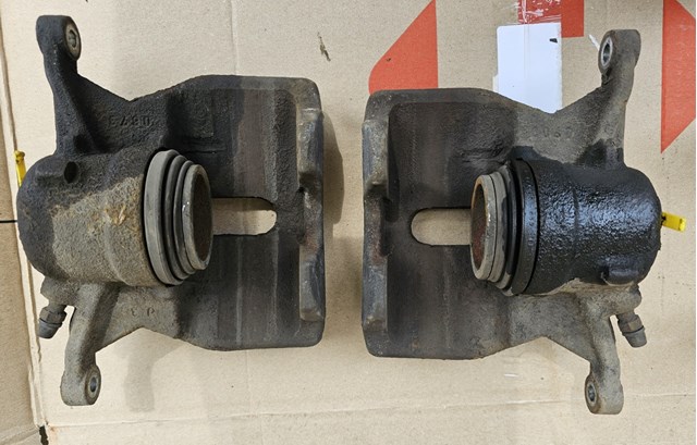 Супорт гальмівний, передній, правий 8V0615124 VAG