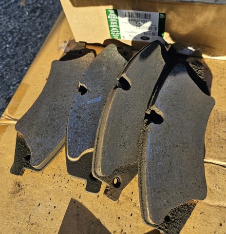 Гальмівні колодки LR026221 LAND ROVER