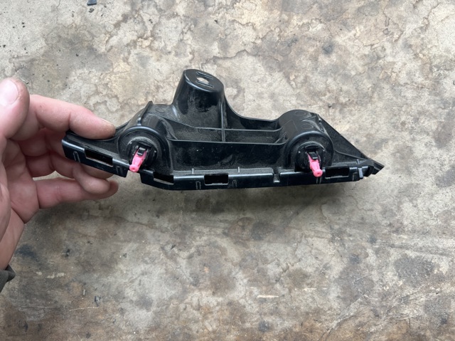 Кронштейн бампера переднього, правий 5211576020 TOYOTA