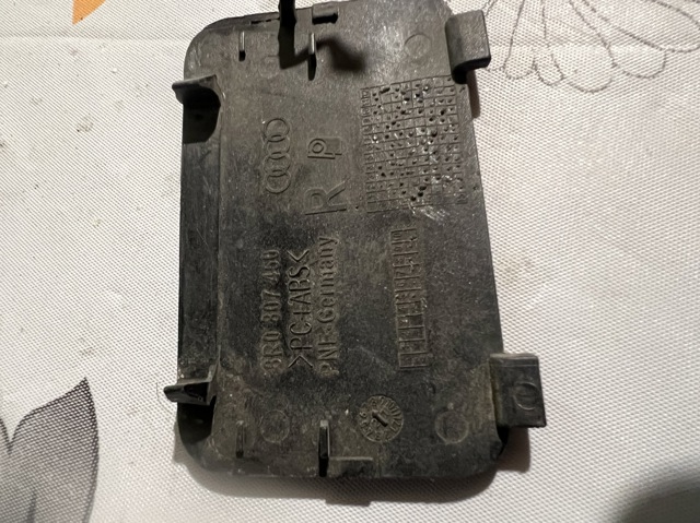 Заглушка бампера буксирувального гака, задня 8R0807450 VAG