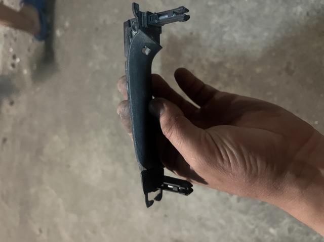 Ручка дверей правих, зовнішня, перед/зад 8W0837206 VAG