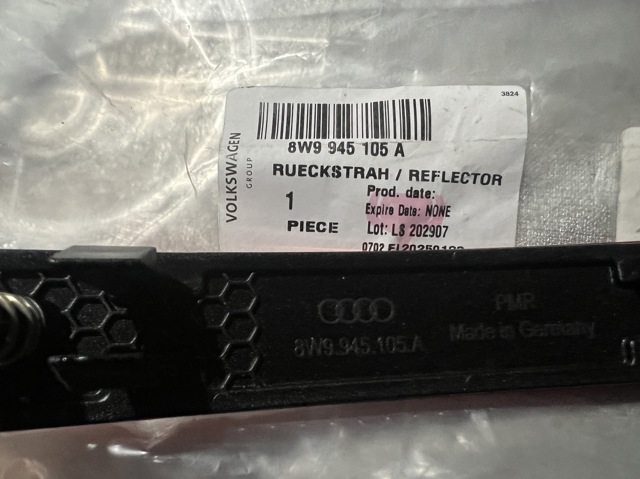 Лівий катафот заднього бампера 8W9945105A VAG