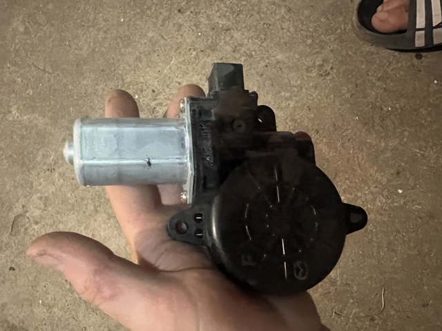 Мотор склопідйомника дверей передніх, лівих D6515958X MAZDA