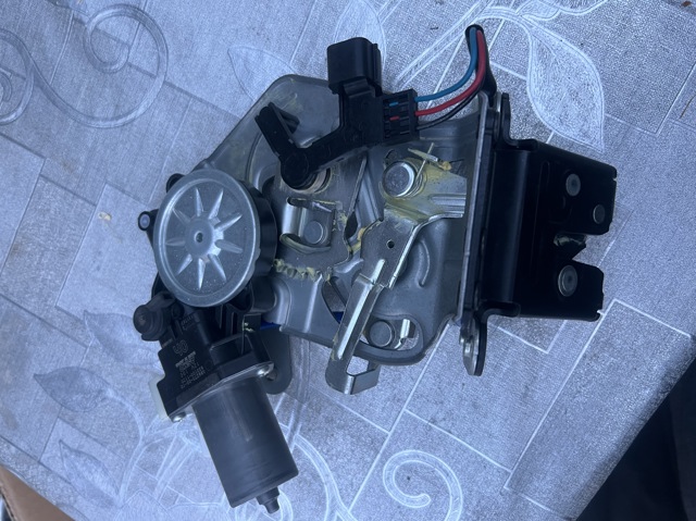 Замок п'ятих дверей TK4962310C MAZDA