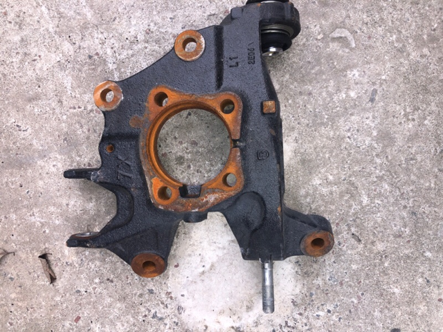 Кулак поворотний лівий 423050E090 TOYOTA
