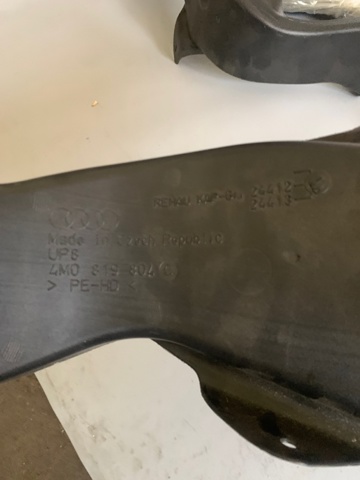 Повітропровід, розподільник повітря під "торпедо", правий 4M0819804C VAG