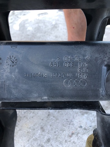 Повітропровід, розподільник повітря під "торпедо", лівий 4M1820159 VAG