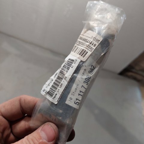 Кронштейн кріплення бампера переднього правий 51117308082 BMW