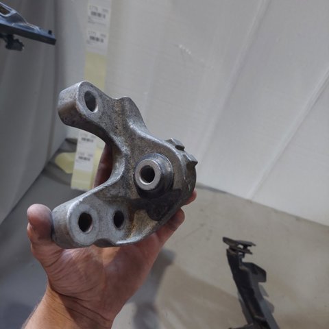 Кронштейн подушки (опори) двигуна, задньої 68172353AC CHRYSLER