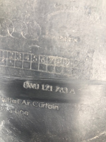 Решітка переднього бампера, внутрішня права 8W0121763A VAG