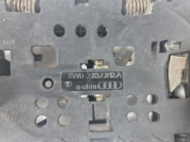 Тримач зовнішньої ручки дверей, правих дверей 8W0837812A VAG