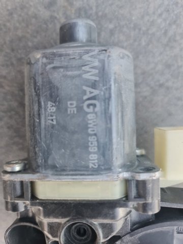 Моторчик склопідйомника двері задніх, правих 8W0959812 VAG