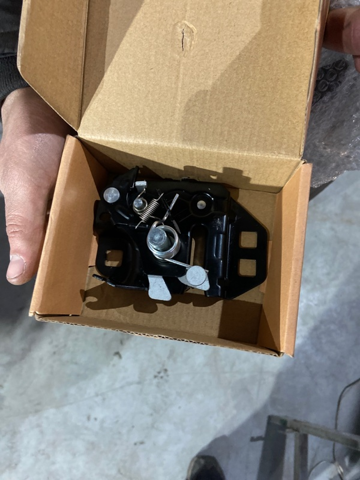 Замок капота, правий DS7Z16700C FORD