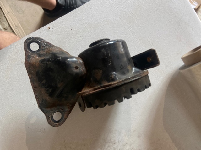 Ліва опора двигуна TD1139070A MAZDA